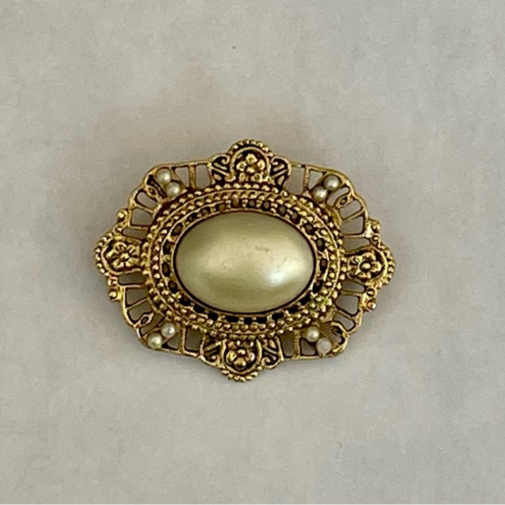 Charming 1928 Vintage Goldtone and Pearl Brooch - Picture 2 of 7